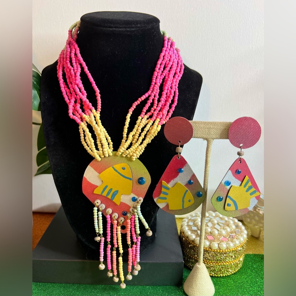 Vintage 80’s Néw Old Stock Pierced Earrings and Matching Necklace